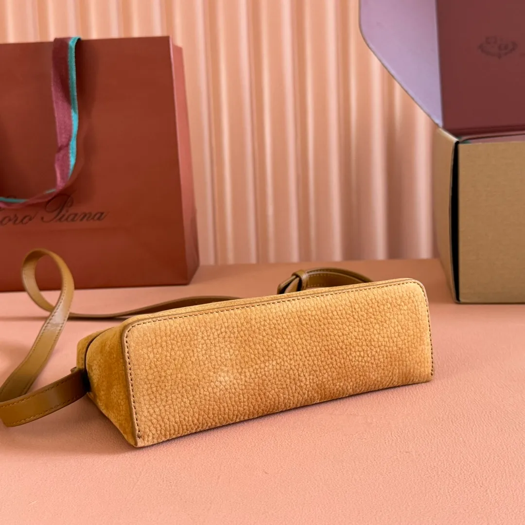 p1160💋💋💋【Original leather configuration counter complete package】 𝐋𝐨𝐫𝐨 𝐏𝐢𝐚𝐧@ Extra pocket L19 series handbag/crossbody bag, all steel deerskin, the most comfortable life is not defined, just like loro The material design of pian@ does not require complicated design styles. The simple and soft outline is elegant and durable, like an exquisite cosmetic case, which perfectly balances appearance and functionality. The leather is delicate and feels as soft as butter. The small bag has a large capacity. It is not only portable with a thin shoulder strap, but can also be worn cross-body. Sisters who have a special liking for minimalist style can buy it. It is simple and versatile. The simpler, the more different. Stars and Instagram celebrities are all planting it. There are two sizes of 19 cm and 27 cm. One is exquisite and casual, and the other is elegant and grand. Size: Small: length 19×width 7×height 12cm (